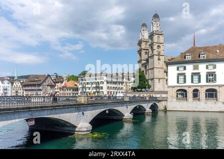 Église Grossmünster et pont Münster (Münsterbrücke), en face de la Limmat, Altstadt (vieille ville), ville de Zürich, Zürich, Suisse Banque D'Images