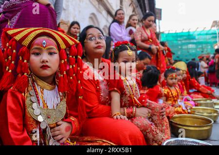 Kumari Pooja au Népal Une jeune fille népalaise pré-pubère assiste à la messe Kumari Pooja organisée à Basantapur Durbar Sqaure - un site du patrimoine mondial de l'UNESCO dans la capitale népalaise Katmandou. Vêtues de robes rouges, la déesse vivante Kumari Newa : les filles s'assoient en ligne pour être adorées tour à tour pour conjurer la malchance et les maladies. Les filles pré-pubères sont adorées chaque année inn la nation himalayenne comme incarnations terrestres de l'énergie féminine divine, manifestations de la déesse connue sous le nom Taleju Bhawani, le nom népalais de la déesse Durga. Droit d'auteur : xSubashxShresthax Banque D'Images