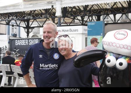 Brighton, Royaume-Uni. 27/septembre/2023 Norman Cook et Shaun le mouton sculptures à Brighton Norman Cook, alias Fatboy Slim, fait un demi-marathon à Brighton en visitant un certain nombre de sculptures Shaun le mouton spécialement décorées. La marche est sponsorisée et les statues ont été créées pour collecter des fonds pour l'Hospice Martlets dans la ville. À la gare de Brighton, Norman Cook rencontre l'artiste Sam Bailey avec son Shaun décoré intitulé « A round Brighton ». Crédit : Roland Ravenhill/Alamy. Banque D'Images