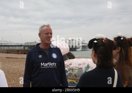 Brighton, Royaume-Uni. 27/septembre/2023 Norman Cook et Shaun le mouton sculptures à Brighton Norman Cook, alias Fatboy Slim, fait un demi-marathon à Brighton en visitant un certain nombre de sculptures Shaun le mouton spécialement décorées. La marche est sponsorisée et les statues ont été créées pour collecter des fonds pour l'Hospice Martlets dans la ville. Par le Palace Pier Norman Cook rencontre l'artiste Lauren Nickless et le Shaun qu'elle a décoré appelé 'Sheep DIP'. Crédit : Roland Ravenhill/Alamy. Banque D'Images