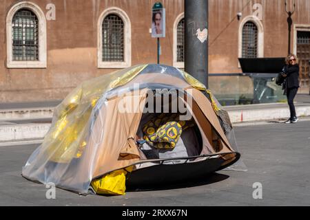 Rome, Italie - 13 mars 2023 : tente d'un sans-abri au milieu de la ville de Rome en Italie *** Zelt von einem Obdachlosen mitten in der Stadt ROM in Italien Banque D'Images