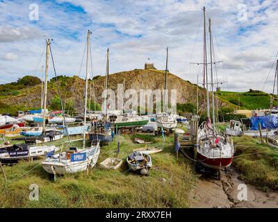 Boatyard sur les rives de l'estuaire de l'axe à la montée près de Weston super Mare Somerset UK avec l'église St Michael sur la colline au-delà Banque D'Images