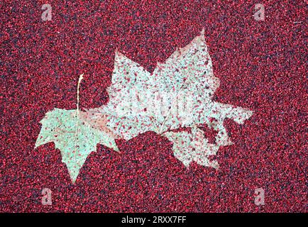 L'avion de Londres laisse enfoncé dans la surface rouge du tarmac de Une route dans la capitale - Londres Royaume-Uni Banque D'Images