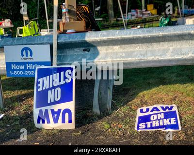 27 septembre 2023, Mansfield, Massachusetts, États-Unis : les membres syndicaux des usines de distribution de pièces dans 20 États se joignent à la grève des travailleurs Unis de l'automobile contre General Motors et Stellantis. Les principales revendications comprennent la suppression des disparités salariales entre les anciens travailleurs et les embauches récentes, les augmentations salariales et le retour des prestations réduites pendant la récession. (Image de crédit : © Sue Dorfman/ZUMA Press Wire) USAGE ÉDITORIAL SEULEMENT! Non destiné à UN USAGE commercial ! Banque D'Images