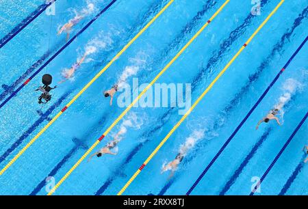 (230927) -- HANGZHOU, 27 septembre 2023 (Xinhua) -- les joueurs s'affrontent lors de la finale masculine du 200m nage libre aux 19es Jeux asiatiques à Hangzhou, dans la province du Zhejiang, dans l'est de la Chine, le 27 septembre 2023. (Xinhua/Xia Yifang) Banque D'Images