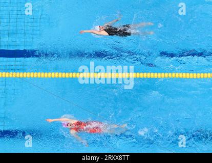 (230927) -- HANGZHOU, 27 septembre 2023 (Xinhua) -- les joueuses s'affrontent lors de la finale féminine du 100m dos de natation aux 19e Jeux asiatiques à Hangzhou, dans la province du Zhejiang, dans l'est de la Chine, le 27 septembre 2023. (Xinhua/Xia Yifang) Banque D'Images