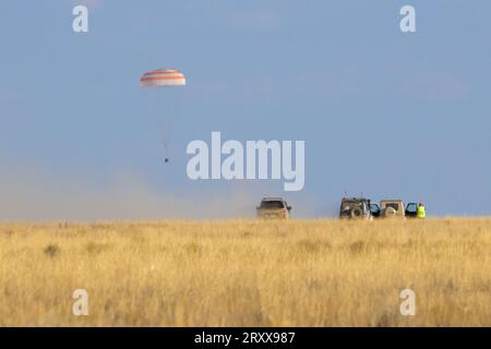 Le vaisseau spatial Soyouz MS-23 est vu alors qu'il atterrit dans une zone éloignée près de la ville de Zhezkazgan, Kazakhstan avec l'astronaute de la NASA de l'expédition 69 Frank Rubio, les cosmonautes Roscosmos Dmitri Petelin et Sergey Prokopyev, le mercredi 27 septembre 2023. Le trio revient sur Terre après avoir passé 371 jours dans l’espace en tant que membres des expéditions 68-69 à bord de la Station spatiale internationale. Pour Rubio, sa mission est le vol spatial le plus long de l'histoire d'un astronaute américain. Photo NASA par Bill Ingalls/UPI Banque D'Images