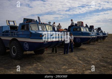 L'équipe des véhicules tout terrain (ATV) des Forces russes de recherche et de récupération déjeunent et se préparent à l'atterrissage de l'astronaute de la NASA de l'expédition 69 Frank Rubio, des cosmonautes de Roscosmos Dmitri Petelin et Sergey Prokopyev, le mercredi 27 septembre 2023, à l'extérieur de Zhezkazgan, Kazakhstan. Le trio revient sur Terre après avoir passé 371 jours dans l’espace en tant que membres des expéditions 68-69 à bord de la Station spatiale internationale. Pour Rubio, sa mission est le vol spatial le plus long de l'histoire d'un astronaute américain. Photo NASA par Bill Ingalls/UPI Banque D'Images