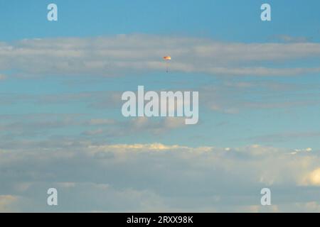 Le vaisseau spatial Soyouz MS-23 est vu alors qu'il atterrit dans une zone éloignée près de la ville de Zhezkazgan, Kazakhstan avec l'astronaute de la NASA de l'expédition 69 Frank Rubio, les cosmonautes Roscosmos Dmitri Petelin et Sergey Prokopyev, le mercredi 27 septembre 2023. Le trio revient sur Terre après avoir passé 371 jours dans l’espace en tant que membres des expéditions 68-69 à bord de la Station spatiale internationale. Pour Rubio, sa mission est le vol spatial le plus long de l'histoire d'un astronaute américain. Photo NASA par Bill Ingalls/UPI Banque D'Images