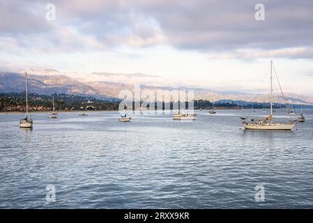 Bateaux amarrés à des canards au large de Santa Barbara, Californie, au coucher du soleil en automne Banque D'Images