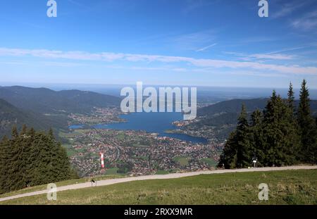 Wallberg, Bayern, Deutschland 27. Septembre 2023 : hier der Blick von der Bergstation der Wallbergbahn auf die Ortschaft Rottach-Egern unten, Bad Wiessee mitte links und dem Tegernsee von oben, hier starten ebenfalls die Gleitschirmflieger, Startplatz, Windsack *** Wallberg,Bavaria, Allemagne 27 septembre 2023 Voici la vue de la station de montagne de la Wallbergbahn sur le village Rottach Egern ci-dessous, Bad Wiessee milieu à gauche et le Tegernsee d'en haut, ici aussi commencer les parapentes, site de lancement, Windsock Banque D'Images