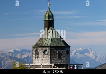 Wallberg, Bayern, Deutschland 27. Septembre 2023 : hier der Blick von der Bergstation der Wallbergbahn auf das bekannte Kirchlein, Kapelle Heilig Kreuz, Fotomotiv, Tourismus, wandern, spazieren, Ausblick, Panorama, Rottach-Egern, Touristen, Links das Karwendel, rechts die Zugspitze *** Wallberg,Bavaria, Germany 27 septembre 2023 Voici la vue de la station de montagne de la Wallbergbahn à la célèbre petite église, chapelle Sainte Croix, motif photo, tourisme, randonnée, marche, vue, panorama, Rottach Egern, touristes, a gauche, Karwendel, à droite, Zugspitze Banque D'Images