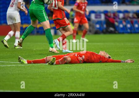 Cardiff, pays de Galles. 26 septembre 2023. Jess Fishlock du pays de Galles repose sur le terrain lors du match de l'UEFA Women's Nations League entre le pays de Galles et le Danemark au Cardiff City Stadium à Cardiff, pays de Galles, Royaume-Uni, le 26 septembre 2023. Crédit : Duncan Thomas/Majestic Media. Banque D'Images