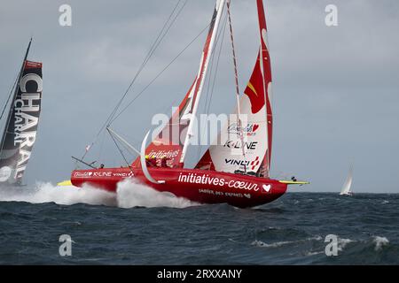 Sam Davies (gbr) et Jack Bouttell naviguent sur leur Imoca initiatives-coeur 4 lors de la course le défi Azimut, au large de Lorient, Ouest de la France, le 24 septembre 2023 - photo Nicolas Pehe / DPPI Banque D'Images