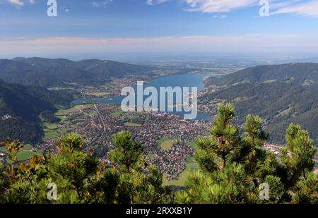 Wallberg, Bayern, Deutschland 27. Septembre 2023 : hier der Blick vom Gipfel des Wallberg über Latschen auf den Tegernsee mit Rottach-Egern, Ausblick, Panorama, wandern, spazieren, Bergsteigen, Tourismus *** Wallberg,Bavaria, Allemagne 27 septembre 2023 Voici la vue du sommet du Wallberg sur les pins de montagne au Tegernsee avec Rottach Egern, vue, panorama, randonnée, marche, alpinisme, tourisme Banque D'Images