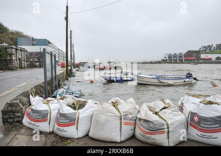 Bantry, Co Cork, Irlande. 27 septembre 2023. La marée haute est passée sans incident à Bantry ce soir alors que la tempête Agnes continue son voyage à travers l'Irlande. Crédit : Karlis Dzjamko/Alamy Live News Banque D'Images