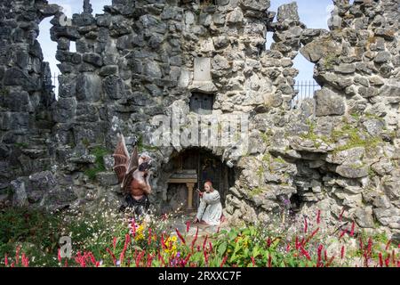 Sculpture du diable et Saint Antoine de Padoue à la grotte dans le village Crupet, Assesse, province de Namur, Ardennes belges, Wallonie, Belgique Banque D'Images