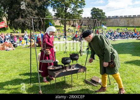 Dîner de cuisine à la manière médiévale à l'événement de joutes, château de Lincoln, Lincoln City, Lincolnshire, Angleterre, ROYAUME-UNI Banque D'Images