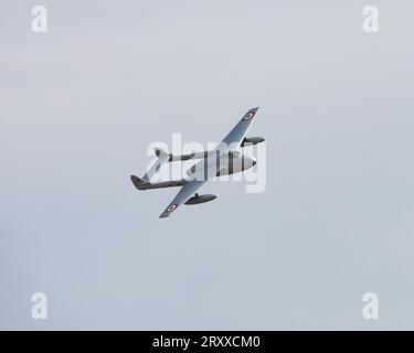 Chasseur à réaction de Havilland Vampire FB6 du Norwegian Historic Flight aux couleurs italiennes au Battle of Britain Air Show de 2023 à l'IWM Duxford Banque D'Images