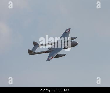 Chasseur à réaction de Havilland Vampire FB6 du Norwegian Historic Flight aux couleurs italiennes au Battle of Britain Air Show de 2023 à l'IWM Duxford Banque D'Images