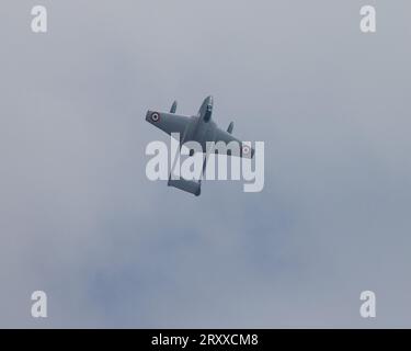 Chasseur à réaction de Havilland Vampire FB6 du Norwegian Historic Flight aux couleurs italiennes au Battle of Britain Air Show de 2023 à l'IWM Duxford Banque D'Images