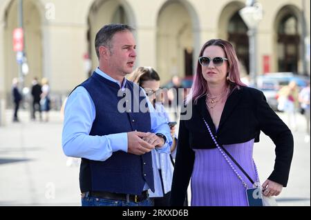 Vienne, Autriche. 27 septembre 2023. Andreas Babler (L) lors de sa tournée de retour sur la place de la mairie de Vienne Banque D'Images