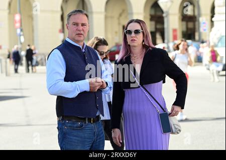 Vienne, Autriche. 27 septembre 2023. Andreas Babler (L) lors de sa tournée de retour sur la place de la mairie de Vienne Banque D'Images