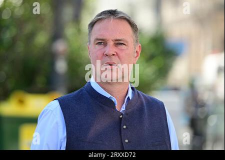 Vienne, Autriche. 27 septembre 2023. Andreas Babler (SPÖ) lors de sa tournée de retour sur la place de la mairie de Vienne Banque D'Images