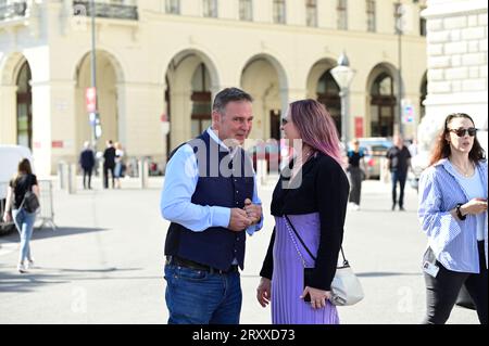 Vienne, Autriche. 27 septembre 2023. Andreas Babler (L) lors de sa tournée de retour sur la place de la mairie de Vienne Banque D'Images