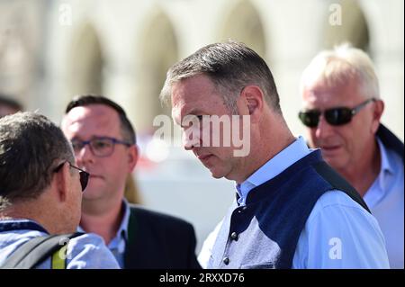 Vienne, Autriche. 27 septembre 2023. Andreas Babler (à droite) lors de sa tournée de retour sur la place de la mairie de Vienne Banque D'Images