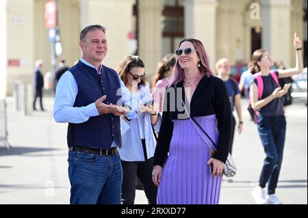 Vienne, Autriche. 27 septembre 2023. Andreas Babler (L) lors de sa tournée de retour sur la place de la mairie de Vienne Banque D'Images