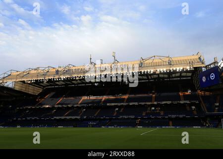 Une vue générale du stade avant le coup d'envoi lors du match du troisième tour de la coupe EFL Carabao entre Chelsea et Brighton et Hove Albion à Stamford Bridge, Londres, Angleterre le 27 septembre 2023. Photo de Carlton Myrie. Usage éditorial uniquement, licence requise pour un usage commercial. Aucune utilisation dans les Paris, les jeux ou les publications d'un seul club/ligue/joueur. Banque D'Images