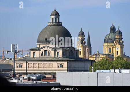 Blick auf die Staatskanzlei und die Theatinerkirche hinten in Muenchen, Stadtansicht. *** Vue de la chancellerie d'Etat et de la Theatinerkirche à l'arrière de Munich, vue sur la ville Banque D'Images