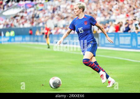 24 septembre 2023 : l'attaquant des États-Unis Megan Rapinoe (15 ans) cherche à passer le ballon lors du match de football amical international Womenâ€™ entre l'équipe nationale américaine et l'Afrique du Sud au Soldier Field à Chicago, Illinois. L'équipe nationale américaine a battu l'Afrique du Sud 2-0. John Mersits/CSM. Banque D'Images