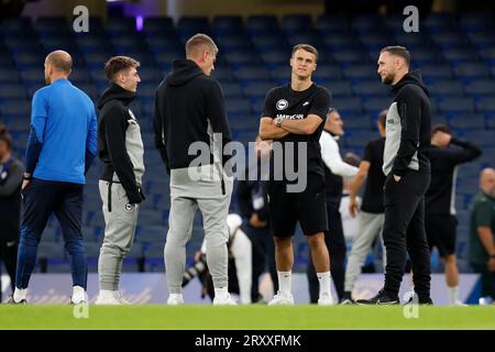 Les joueurs de Brighton et Hove Albion inspectent le terrain avant le match de troisième tour de la Carabao Cup à Stamford Bridge, Londres. Date de la photo : mercredi 27 septembre 2023. Banque D'Images