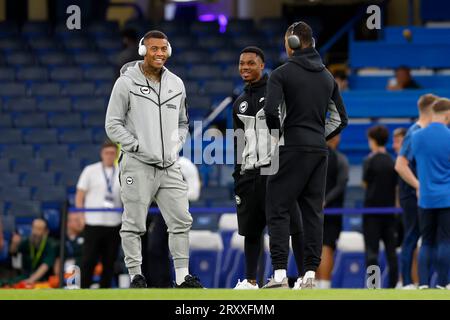 Igor Julio de Brighton et Hove Albion (à gauche) et Ansu Fati de Brighton et Hove Albion (au centre) inspectent le terrain avant le match de troisième tour de la Carabao Cup à Stamford Bridge, Londres. Date de la photo : mercredi 27 septembre 2023. Banque D'Images