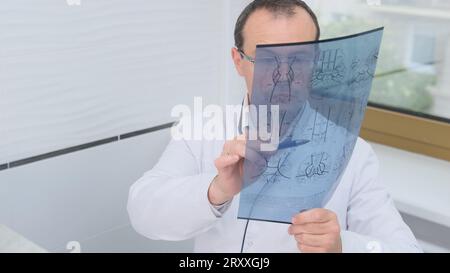 Un médecin examine les résultats d'une tomodensitométrie du cerveau, Banque D'Images