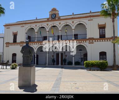 Moguer, Espagne - 30 juillet 2023 : Monument commémoratif à l'écrivain Nobel Juan Ramon Jimenez devant la mairie de Moguer, Huelva, Andalousie, Espagne. Banque D'Images