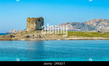 Vue imprenable sur la plage de Pelosa avec l'île d'Asinara en arrière-plan, Stintino, Sardaigne. Banque D'Images