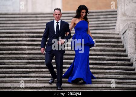 Le capitaine de l'équipe Europe Luke Donald et son épouse Diane Donald sur les marches espagnoles de Rome, en Italie, avant la Ryder Cup 2023. Date de la photo : mercredi 27 septembre 2023. Banque D'Images