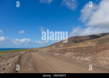 Route de gravier à travers le parc naturel de Jandai, Parque Natural de Jandia, Fuerteventura, Îles Canaries, Espagne Banque D'Images