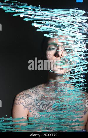 Photoshoot d'un modèle derrière une vitre Banque D'Images
