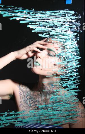 Photoshoot d'un modèle derrière une vitre Banque D'Images