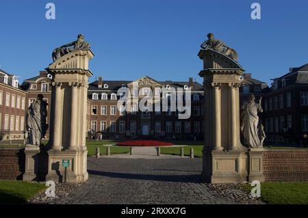 Château de douves Nordkirchen, Westphalie Versailles, Rhénanie du Nord-Westphalie, Château de douves baroque Nordkirchen, siège de l'Université d'Applied Banque D'Images