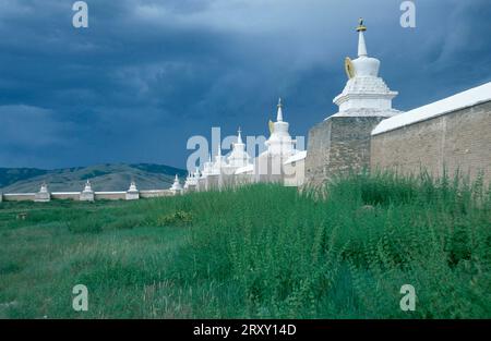 Monastère Erdene Zuu, mur extérieur avec stupas, Karakorum, Mongolie Banque D'Images