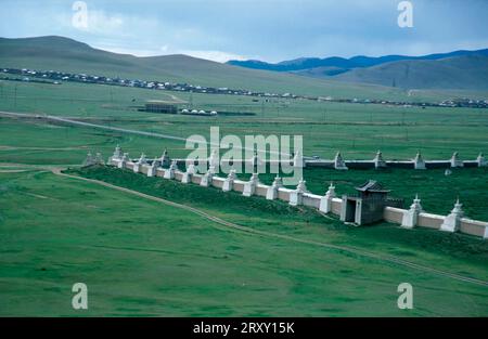 Monastère Erdene Zuu, mur extérieur avec stupas, Karakorum, Mongolie Banque D'Images