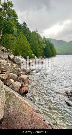 Vues vues vues lors de la randonnée autour de Jordan Pond dans le parc national Acadia, à Bar Harbor Maine. Photos prises en été par temps nuageux et pluvieux. Banque D'Images