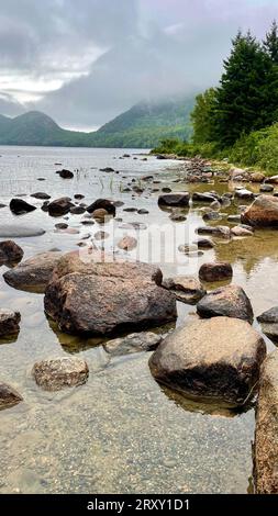 Vues vues vues lors de la randonnée autour de Jordan Pond dans le parc national Acadia, à Bar Harbor Maine. Photos prises en été par temps nuageux et pluvieux. Banque D'Images