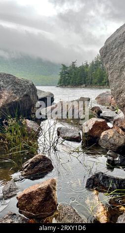 Vues vues vues lors de la randonnée autour de Jordan Pond dans le parc national Acadia, à Bar Harbor Maine. Photos prises en été par temps nuageux et pluvieux. Banque D'Images