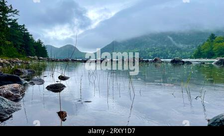 Vues vues vues lors de la randonnée autour de Jordan Pond dans le parc national Acadia, à Bar Harbor Maine. Photos prises en été par temps nuageux et pluvieux. Banque D'Images